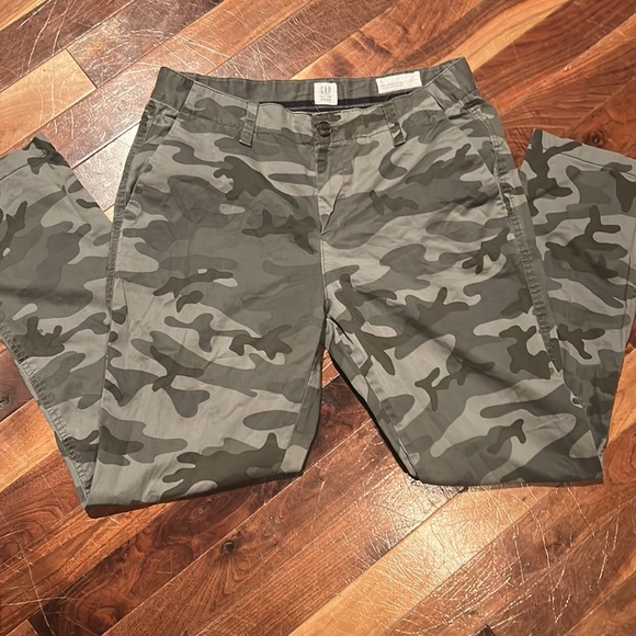 Size 8 Gap Girlfriend Camo Pants! - Picture 3 of 4